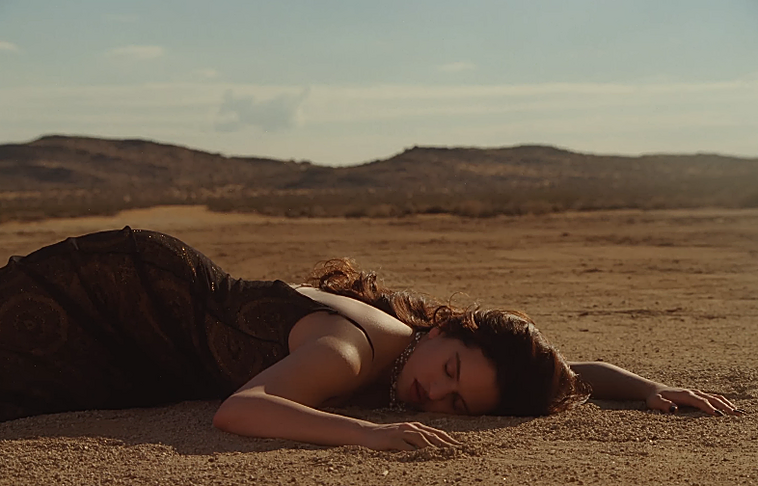 Rosalía levita y prende fuego al lujo en 'Sauvignon Blanc'