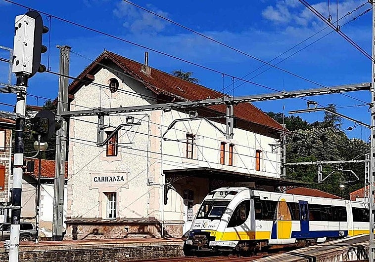 Suspendida la línea entre Bilbao y Santander tras chocar un tren contra un árbol que ha caído a la vía