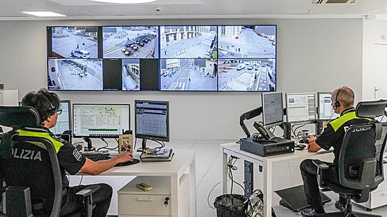 Vitoria improvisa un plan para formar a su Policía Local en el control de las cámaras