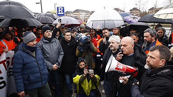 Los trabajadores del Tubos Reunidos lamentan «que no se haya hablado del ERE» en su primera reunión con las instituciones