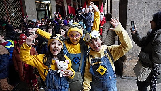 1.800 escolares prenden la mecha del carnaval en Bilbao pese a la lluvia