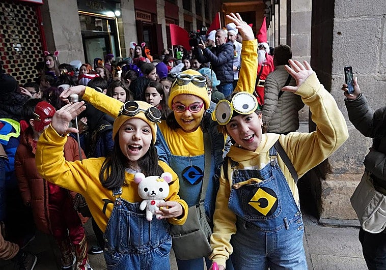 1.800 escolares prenden la mecha del carnaval en Bilbao pese a la lluvia