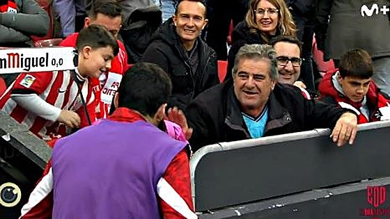 El sorprendente regalo que recibió Lekue ante el Levante por parte de unos aficionados en San Mamés