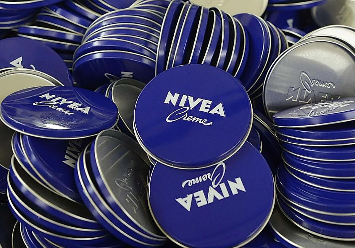 El importante aviso de un farmacéutico sobre la crema Nivea de lata azul: «No sirve para la cara»