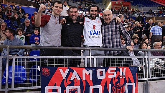 La intrahistoria de la pancarta del Buesa que lleva el nombre del italiano: «Nos da confianza»