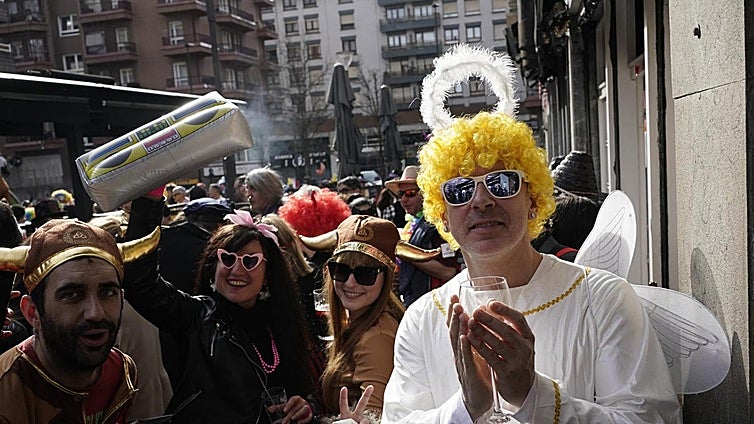 Santutxu se enfunda al sol su disfraz de Carnaval