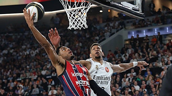 Forrest se sienta en la mesa de Bennett y Prigioni