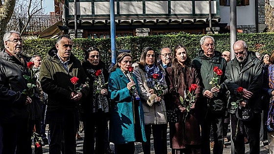 Una emotiva ofrenda floral recuerda a Fernando Buesa y Jorge Díez: «Sus palabras, su denuncia contra el totalitarismo... No consiguieron callarlo»