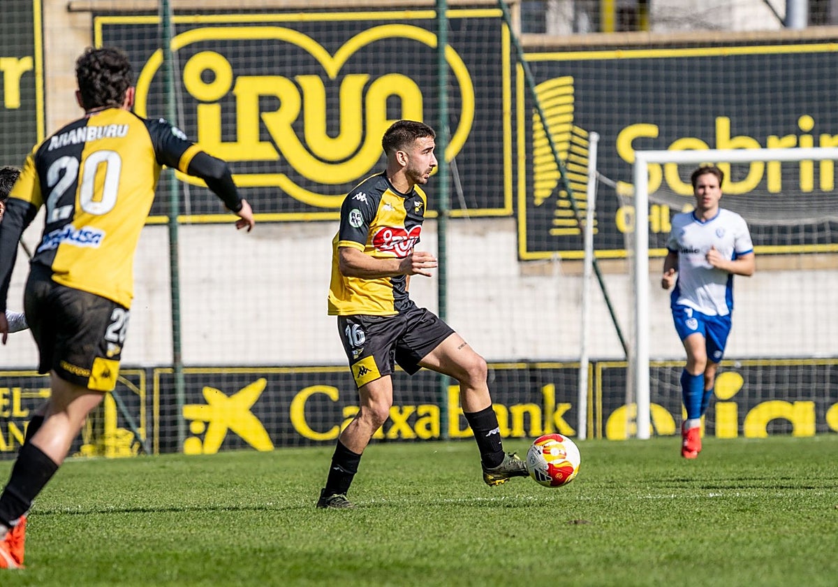 Yeray Cuello conduce un balón durante el último partido del Portugalete ante el Lagun Onak.