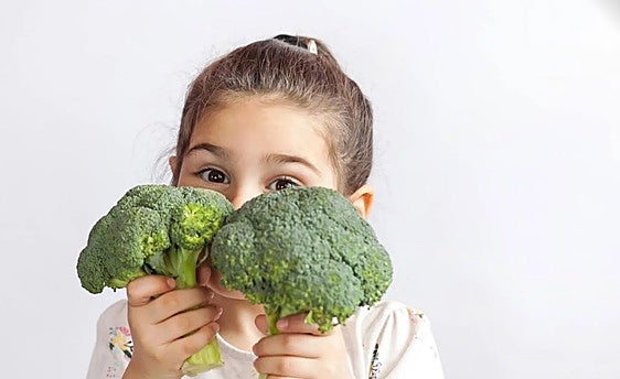 El aviso del pediatra Carlos González a los padres que aplican el Baby Led Weaning «Es absurdo...»