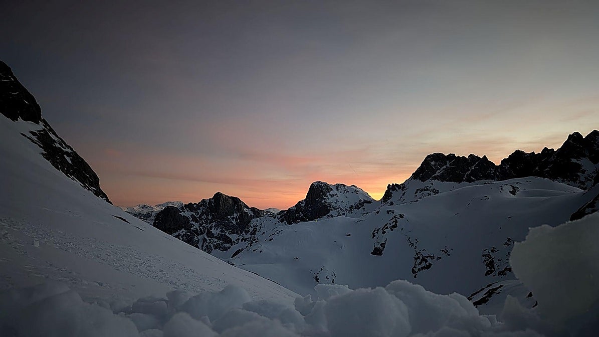 En una tumba en la nieve: así pasamos una noche de invierno en los Picos de Europa