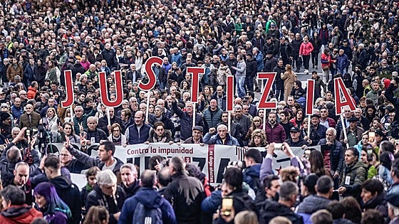 Vitoria se echa a la calle por la «justicia» para las víctimas