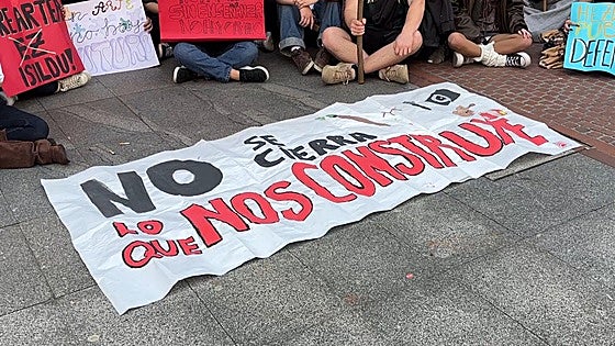 Alumnos del IES Txurdinaga Behekoa protestan contra la supresión del Bachillerato: «Sin el arte es como si nos quitaran la visión»