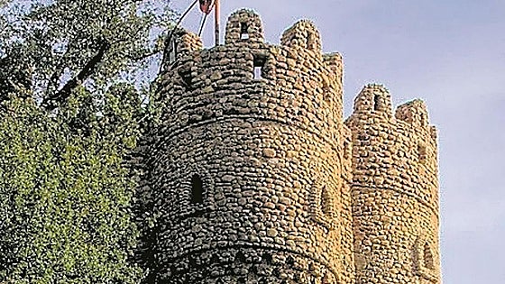 Este espectacular castillo de 1978 lo ha construido un vecino de Las Merindades
