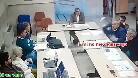 «Vago», «fascista»: el enfrentamiento entre un concejal de Vox y otro del PSOE que acaba con un café por los aires y una denuncia