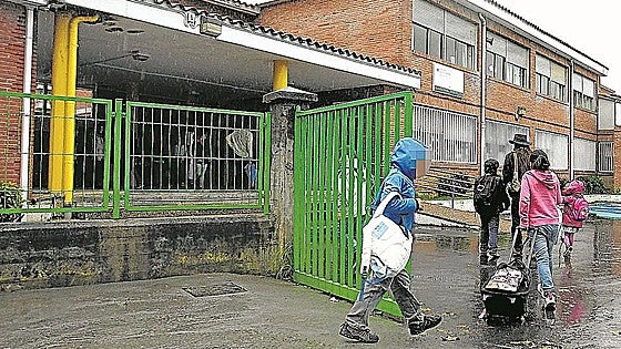 Las familias de Larrañazubi denunciarán ante el Ararteko el cierre del colegio
