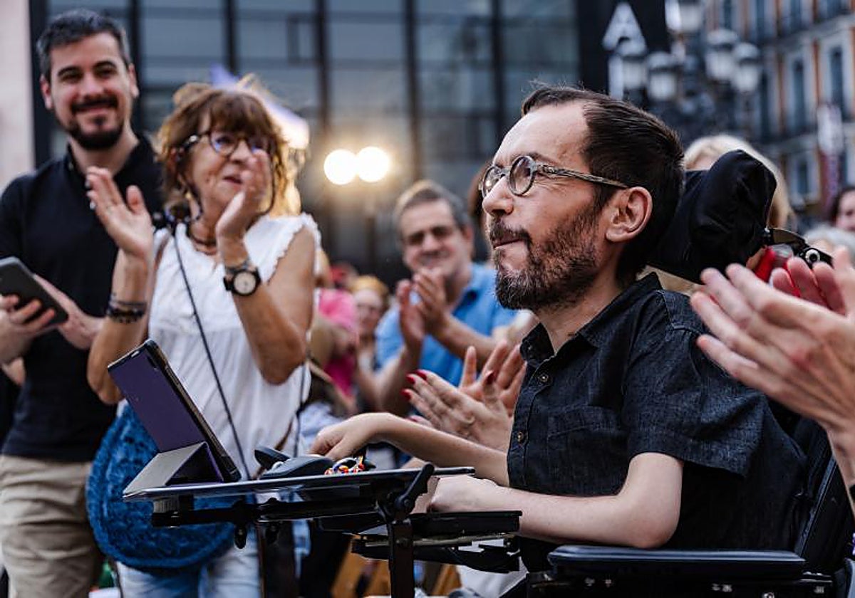 El 'dardo' de Pablo Echenique a Santiago Segura: «Has llamado a Vito Quiles  para Torrente, pero a mí no» | El Correo