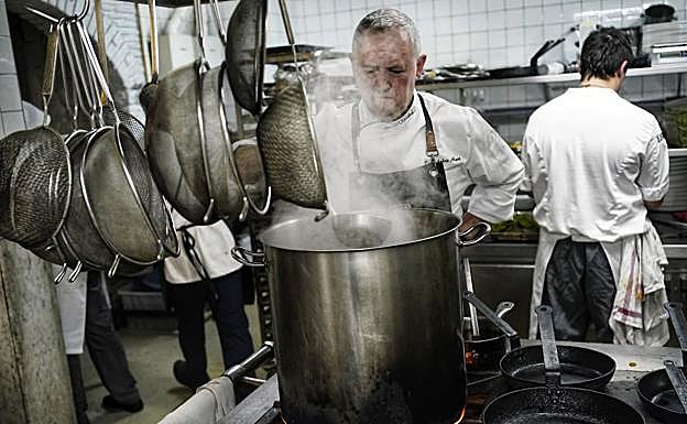 Los caldos y fondos trabajados largamente son una de las señas de identidad de Josemi Olazabalaga y Andra Mari.