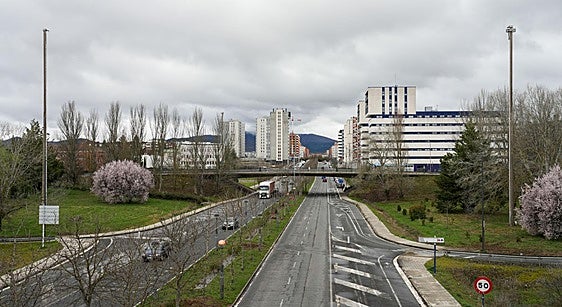 Sansomendi elimina las torres de luz del 'scalextric' y las sustituye por 29 farolas