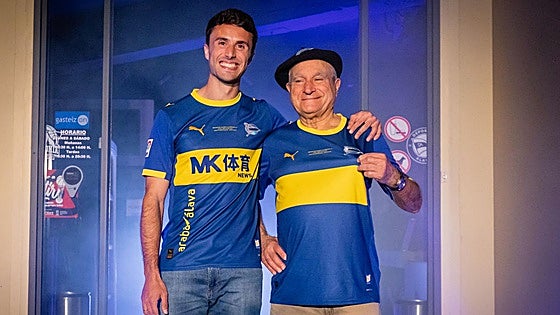 El Alavés hace un guiño a la final de Dortmund con una camiseta retro