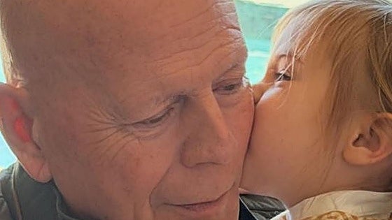 La enternecedora imagen de Bruce Willis con su nieta en su 71 cumpleaños