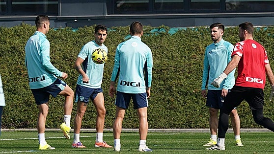 Beñat Prados vuelve con el grupo seis meses después de romperse el cruzado