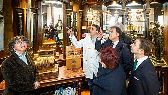 Adiós al gesto de los farmacéuticos vascos de recortar el precinto de los medicamentos