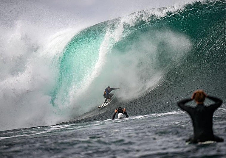 El vizcaíno Natxo González logra surfear la ola gigante de Mullaghmore: «¿Qué hago aquí? Me voy a morir»