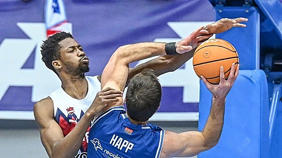 Diakite sublima en el Baskonia el arte del tapón