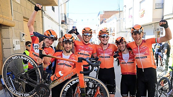 Euskaltel pinta de naranja la Itzulia con 25.000 camisetas: «A demostrar al mundo que seguimos siendo un proyecto especial»