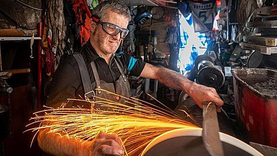 Ángel Ferreiro, el último afilador de Euskadi: «Sudo óxido de hierro»