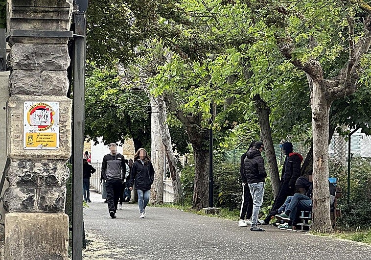 La llegada masiva de 215 menas en 2025 obliga a abrir un nuevo recurso de acogida en Álava