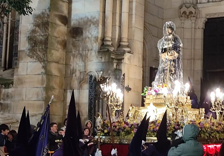La procesión del Nazareno arranca con media hora de retraso pendiente del cielo