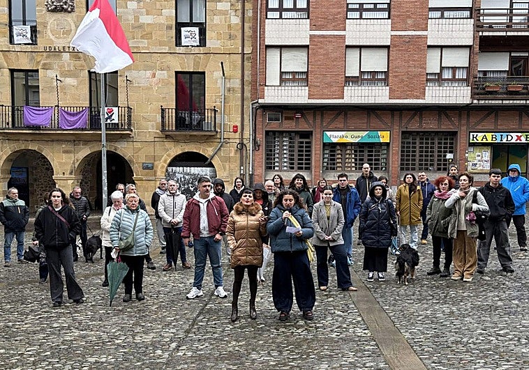 Sube la tensión entre PNV y Bildu en Bermeo por las pintadas y carteles de Ernai