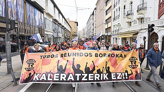 Trabajadores de Tubos Reunidos recaban firmas para poder votar si se mantiene la huelga indefinida