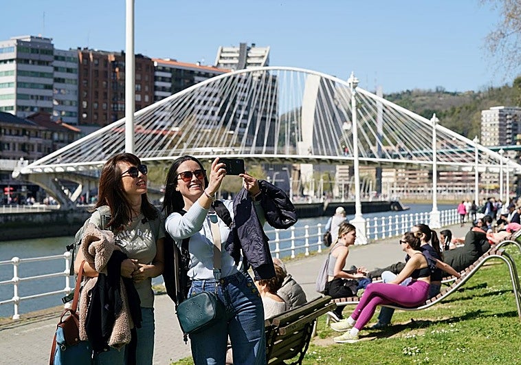 Bizkaia aprueba el impuesto que cobrará hasta 7,5 euros por noche a los turistas