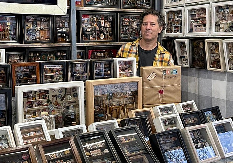 Andrés y sus «increíbles» ventanas al pasado: el puesto que acapara miradas y sonrisas en El Arenal