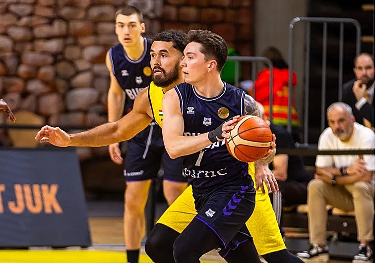 El campeón marca territorio a triplazo limpio