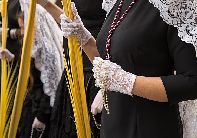 Emakumeak prozesioan