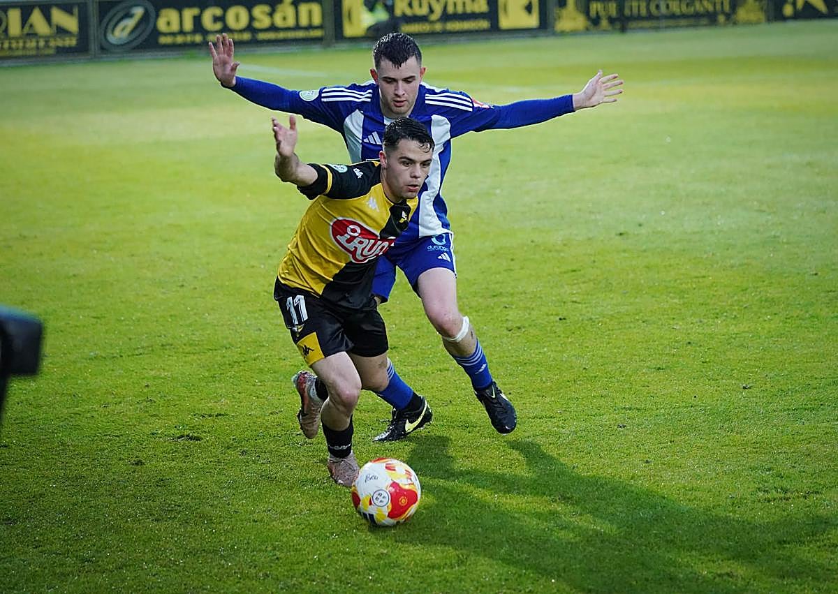 Portugalete players celebrating on the pitch