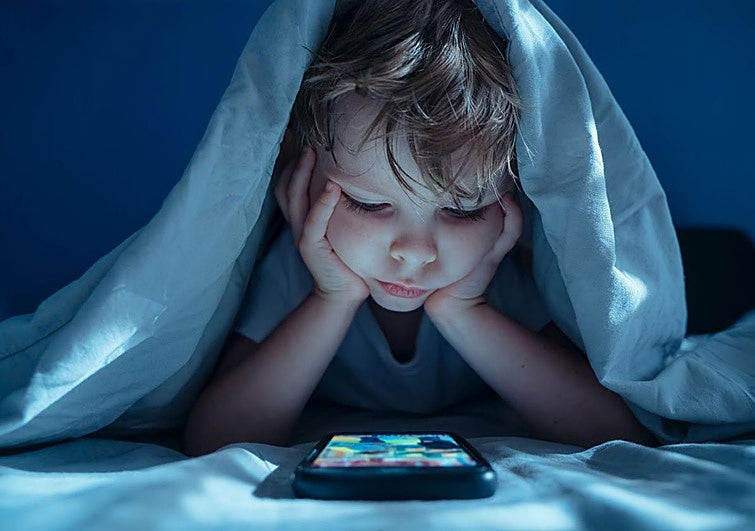 'Autismo digital', la nueva alerta de los pediatras: síntomas y cómo diferenciarlo del TEA