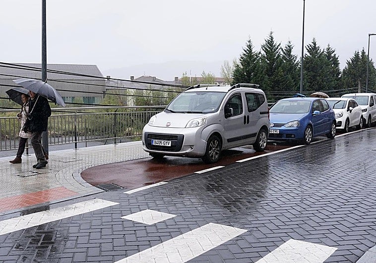 Basauri permite a los vecinos aparcar en un bidegorri