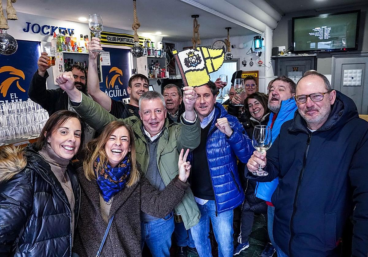 Un grupo de amigos celebra la victoria del Portugalete en el Bar Jockey a la mañana siguiente.