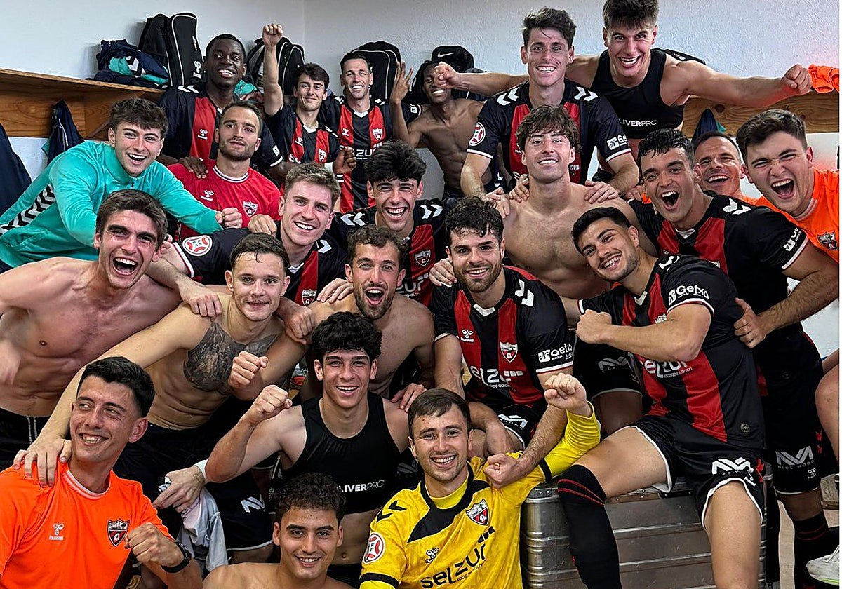 Los jugadores, eufóricos en el vestuario tras el triunfo.