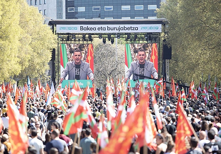 Otegi se jacta de que «EH Bildu está transformando Euskal Herria»