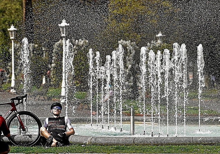 El consumo de agua en jardines, limpieza y piscinas se dispara «pese a que se gasta menos»