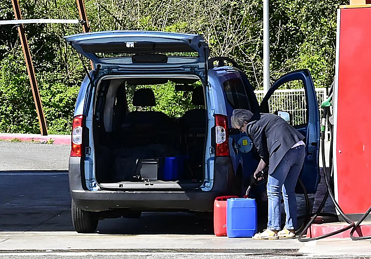 «Colas kilométricas» de franceses que cruzan a Gipuzkoa para llenar el maletero de bidones de gasolina