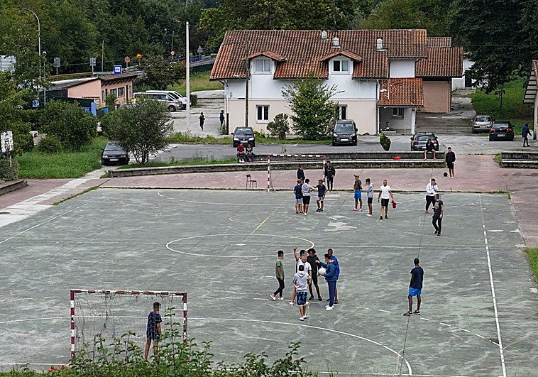 El Gobierno vasco deja a las diputaciones la respuesta al problema de las familias extranjeras que abandonan a sus hijos en Euskadi