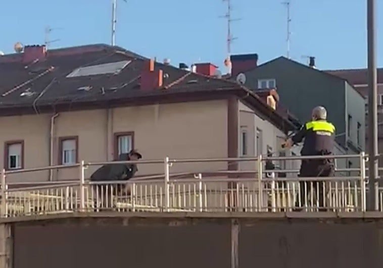 Investigan por qué las pistolas táser no redujeron al ladrón que atacó a policías en Barakaldo