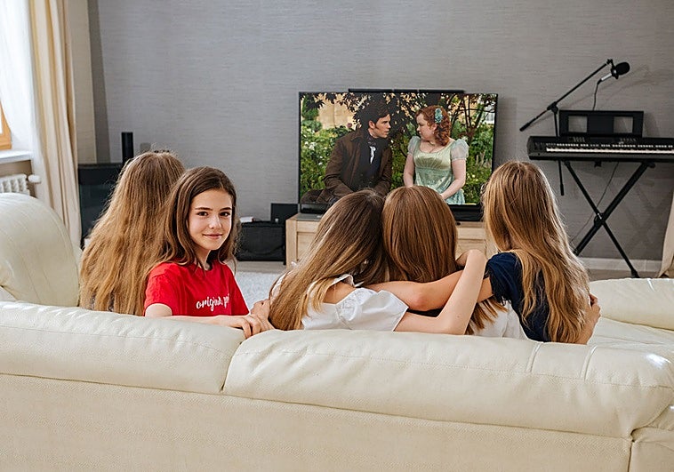 Cómo usar 'Los Bridgerton' para hablar con tus hijos sobre relaciones tóxicas y educación emocional